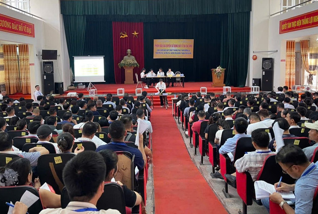 Toàn cảnh buổi đấu giá. Ảnh: Sơn Tùng. dau-gia-dat-px.jpg