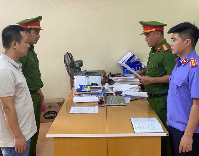 Cơ quan Công an tống đạt quyết định khởi tố bị can Phạm Trường Giang. 689ff51d84571.jpg