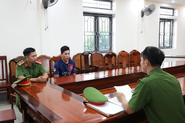Đối tượng Lê Danh Minh tại cơ quan Công an. 687746894b33f.jpg