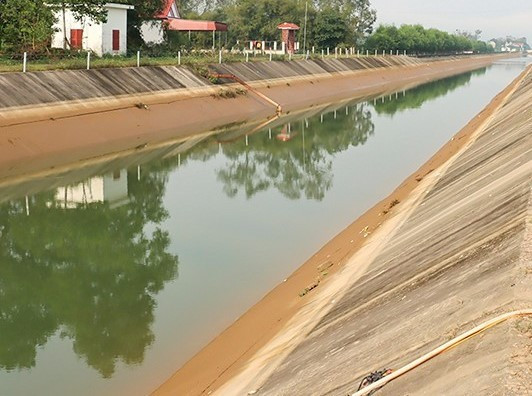 Kênh thuỷ lợi Ngàn Trươi (Hà Tĩnh). be-trai-duoi-nuoc-thuong-tam-tai-kenh-thuy-loi-ngan-truoi.jpg
