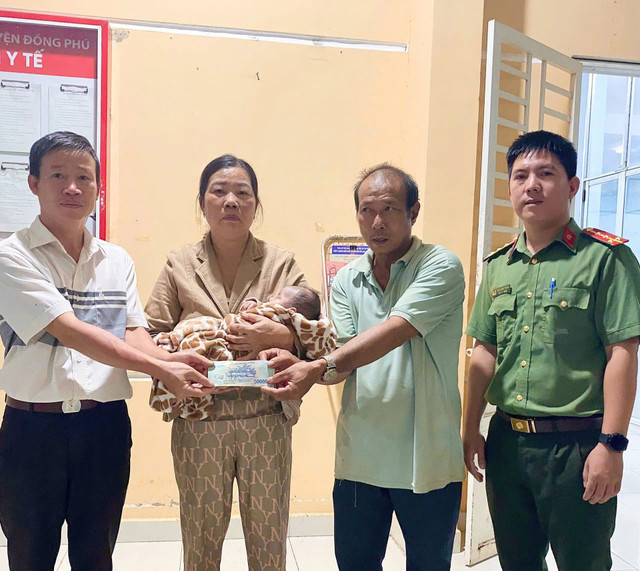 Đại diện chính quyền địa phương trao quà hỗ trợ cho gia đình. 544716479-1293071799278593-3270741736249536043-n.jpg