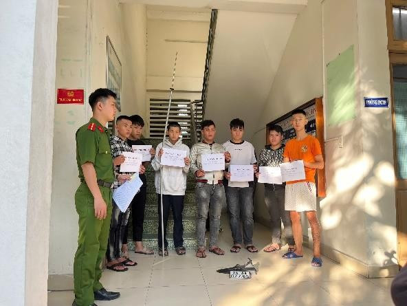 Các đối tượng tại cơ quan Công an. image001.jpg