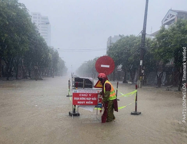 Mưa lớn khiến tuyến đường Nguyễn Du (phường Thành Sen) bị ngập lụt cục bộ. 537700904-1475217247394428-6785978546404816531-n.jpg