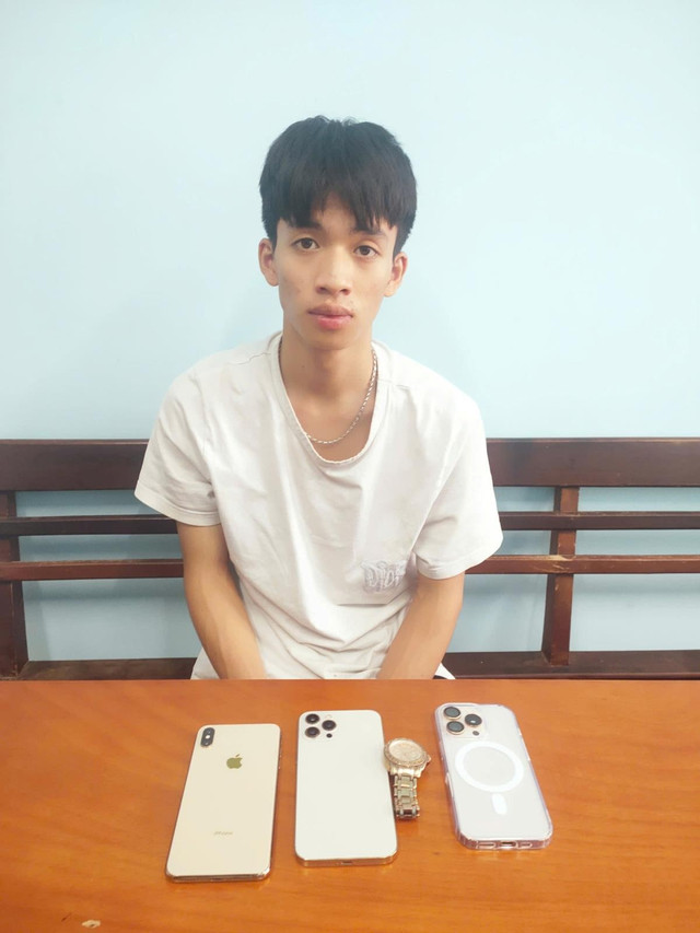 Đối tượng Trần M.D. cùng tang vật bị bắt giữ. vviectk4.jpg