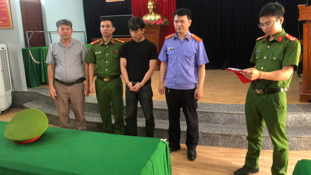 Cơ quan chức năng tống đạt quyết định khởi đối tượng Nguyễn Thành Long. 1-8-e1759892855466.jpg