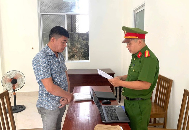 Cơ quan Công an đọc quyết định khởi tố đối với Nguyễn Hoàng Nguyên. base64-17534887278971296965644.jpg