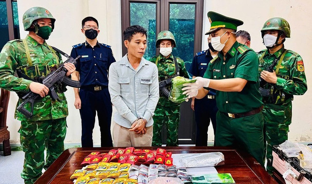 Đối tượng Lê Văn Lợi cùng tang vật bị bắt giữ. image-9622.jpg