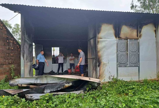 Ngôi nhà bị sét đánh cháy. chay.jpg