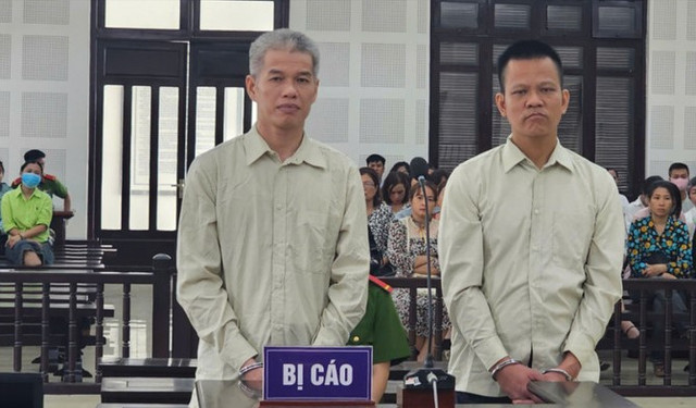 Hai bị cáo tại phiên toà. 65bd01fc473ff361aa2e-4993.jpg