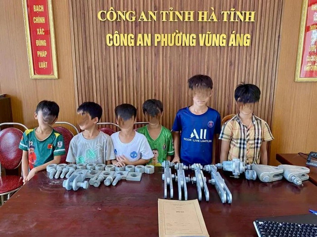 Nhóm học sinh cùng tang vật tại cơ quan Công an. hoc-sinh-17537661329291351415911.jpg