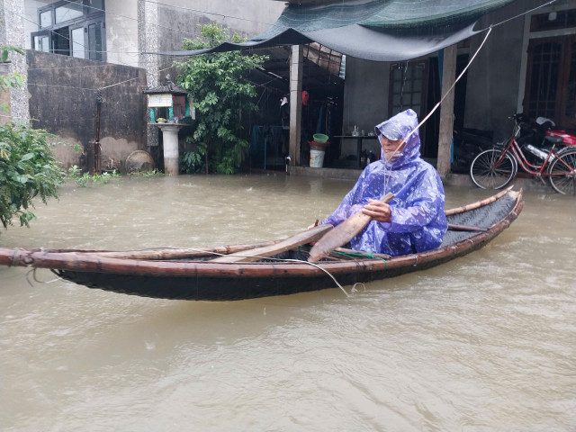 Nhiều nơi ở TP Huế bị ngập sâu do mưa lớn. mua-lu-bat-thuong-giua-mua-he-o-hue-1-1749794728227257857749.jpg