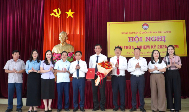 Lãnh đạo tỉnh Hà Tĩnh và đại biểu tặng hoa chúc mừng ông Nguyễn Thành Đồng. z6929466601199-322227a78ad03aa7f582b8edbfea3755.jpg