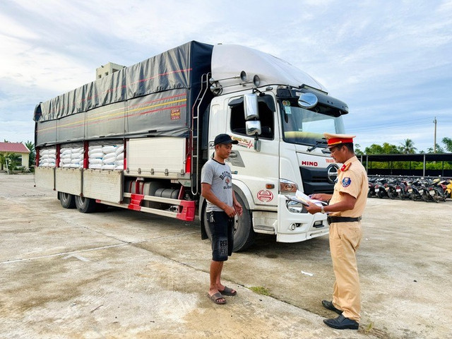 Lực lượng chức năng đang tiến hành kiểm tra hàng hoá. duong-1-11320259.jpg