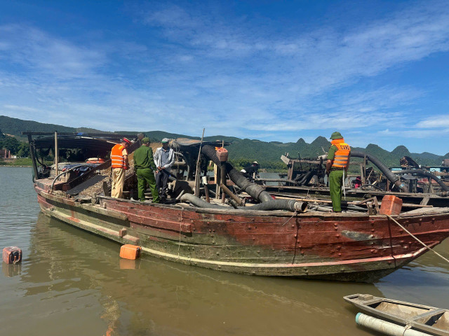 Lực lượng chức năng bắt giữ tàu khai thác cát trái phép. z6889090556478-a38014f39afc5fb8b2230d13b3aa625c.jpg
