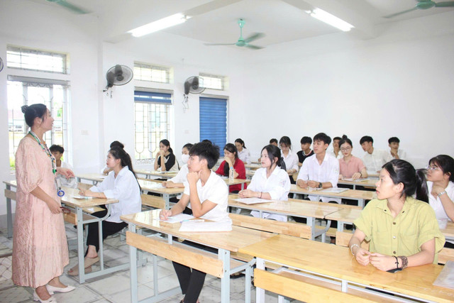 Giám thị phổ biến, quán triệt nội quy, quy chế thi cho các thí sinh. 512708461-122162811524499707-8757274731917655843-n.jpg