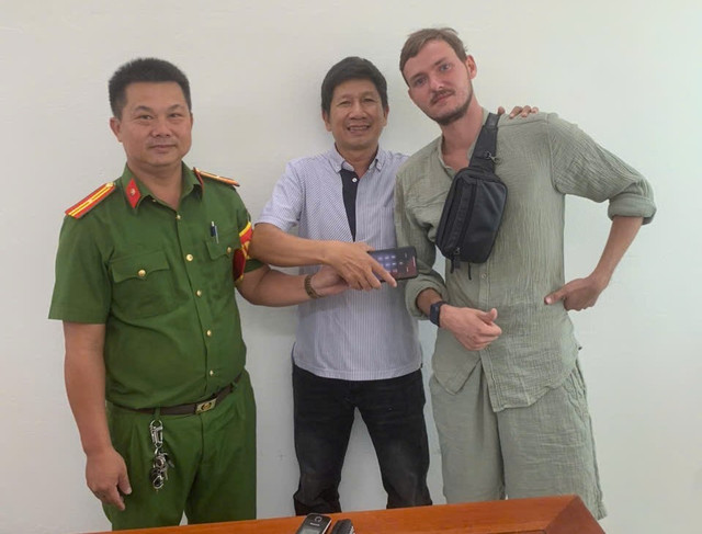 Cơ quan Công an trao trả lại chiếc điện thoại cho anh Nicolas Antoine Daniel. nhs1.jpg