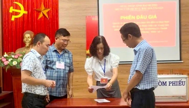 Cán bộ Trung tâm Dịch vụ đấu giá tài sản tỉnh Hải Dương tổ chức kiểm tra phiếu đấu giá. kien-tra.jpg