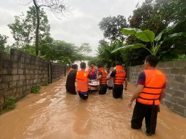 Lực lượng chức năng giúp dân di dời tài sản đến nơi an toàn. Ảnh: Bảo Khánh. img-2150-9820-3148.jpg