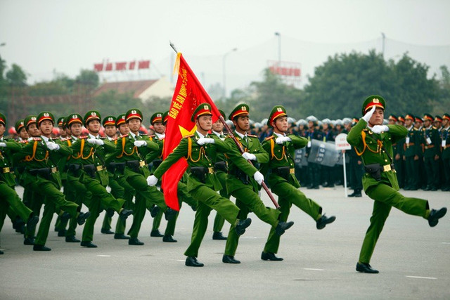 Công an nhân dân Việt Nam là “thanh bảo kiếm” sắc bén, “lá chắn thép” bảo vệ Đảng, Nhà nước và nhân dân. 3.jpg