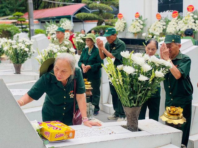 Các cựu chiến binh, cựu thanh niên xung phong dâng hoa tưởng niệm tại phần mộ 10 cô. 522498269-122217391778041359-3066837767443574354-n.jpg