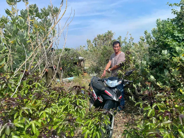 Đối tượng Trần Sơn cùng tang vật bị bắt giữ. doi-tien-chuoc-2-9800-6117.jpg