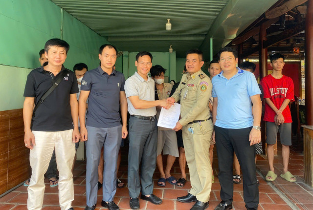 Lực lượng chức năng Campuchia phối hợp truy bắt, đấu tranh, bàn giao các đối tượng liên quan. Ảnh: CACC. anh-dt4-1.jpg