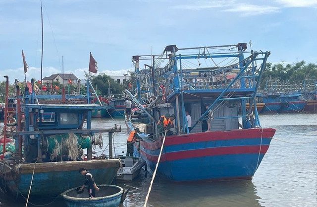 Bộ đội Biên phòng tỉnh Quảng Trị hỗ trợ ngư dân neo đậu tàu thuyền tránh bão. Ảnh: Minh Tú. bp3.jpg