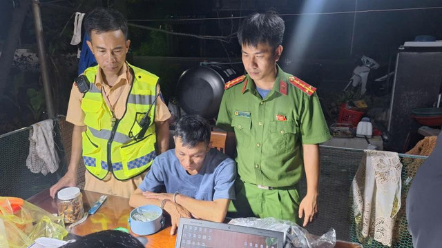 Đối tượng Lê Anh Ngọc cùng tang vật bị bắt giữ. 68beabda4c4a0.jpg