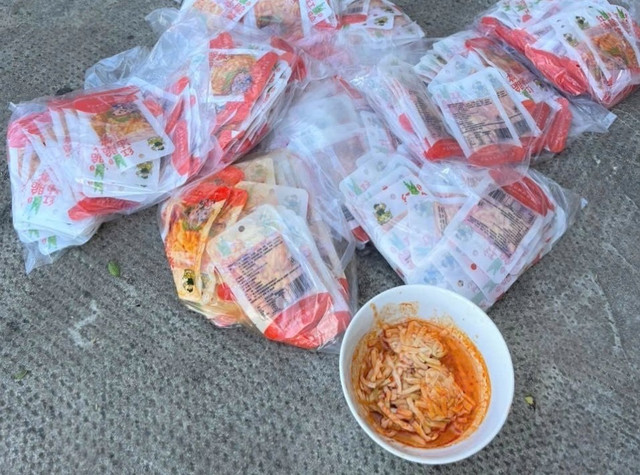 Lực lượng chức năng thu giữ 112.000 gói măng tẩm có chữ nước ngoài. 683ea7c3df47e.jpg
