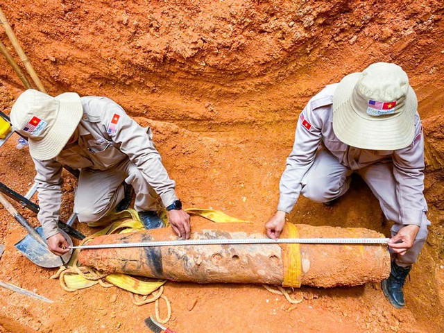 Quả bom MK82, dài khoảng 1,5 m, đường kính 273 mm. 52638089911544268233978448498662710769324839n-1753966529155755906058.jpg