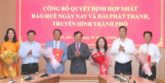 Lãnh đạo Thành phố Huế trao quyết định và tặng hoa cho Giám đốc và các Phó giám đốc Trung tâm truyền thông. z6673438106859-fc96ec41fa1fccaf6c02a81c434cc45d-2-2-7870-1143.jpg