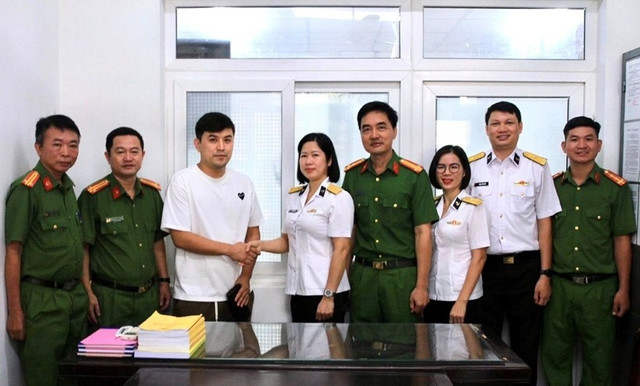 Anh Rystaev Ilgis bày tỏ sự vui mừng, gửi lời cảm ơn đến chị Yến và lực lượng công an. qdnd-7-7-1.jpg