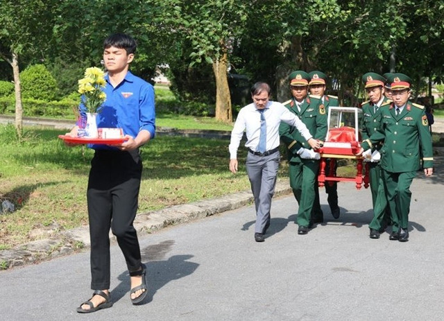 Di chuyển hài cốt liệt sĩ ra vị trí an táng tại Nghĩa trang Liệt sĩ huyện Hướng Hóa. 2-12.jpg
