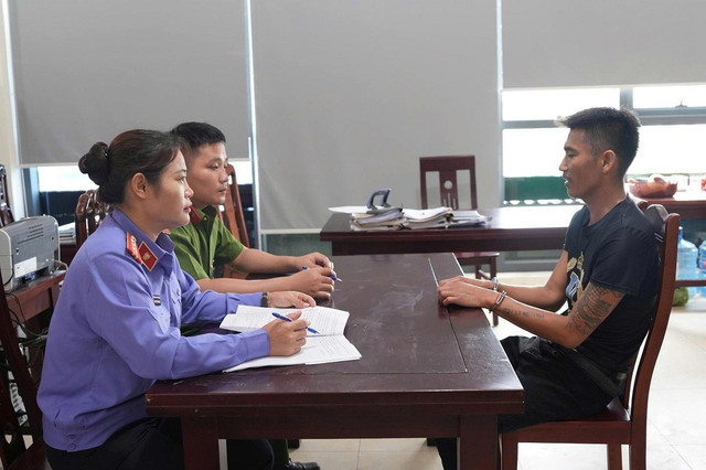 Cơ quan chức năng làm việc với đối tượng Hà Văn Thìn. images2028592-44cc87de6804de5a87155.jpg
