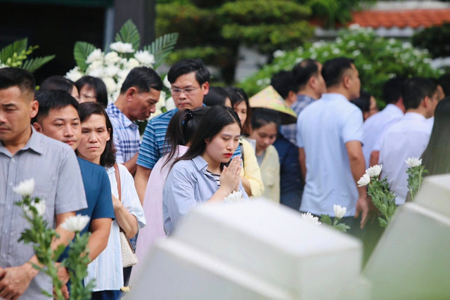 Hàng vạn du khách trở về Ngã ba Đồng Lộc để dâng hương, bày tỏ sự biết ơn đối với các anh hùng liệt sĩ. 518519037-122216452706041359-3869968919974551788-n.jpg