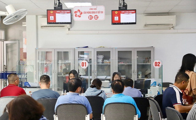 Rất đông người dân đến Trung tâm Phục vụ hành chính công phường Thành Sen làm thủ tục lĩnh vực đất đai. anh-1.jpg