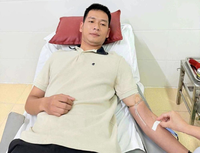 Thượng uý Hồ Bảo Tuyên kịp thời hiến máu cứu sống bệnh nhân. 68ba6dbad437a.jpg