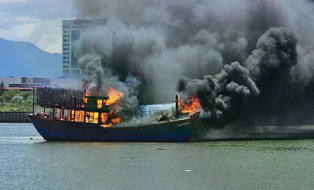Hiện trường vụ hoả hoạn. chay-tau-ca-cua-ngu-dan-1-3580-9161.jpg