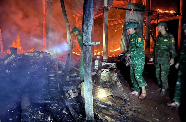 Lực lượng chức năng nỗ lực tổ chức dập lửa... luc-luong-bien-phong-ba-tang-cong-an-xa-a-doi-khan-truong-dap-tat-dam-chay.jpg
