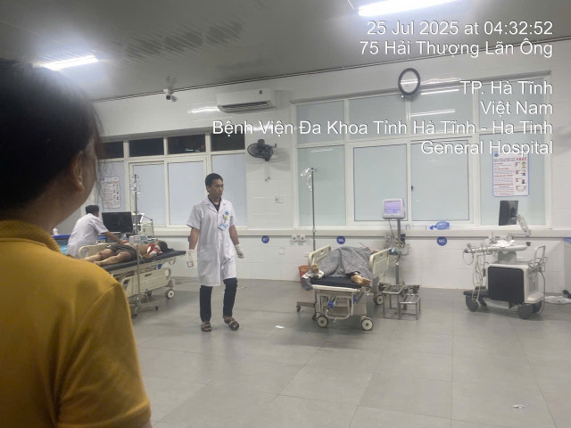 Các nạn nhân bị thương đang được cấp cứu tại Bệnh viện Đa khoa tỉnh Hà Tĩnh. z6838506995729-df365ff58e779b6d18a7a53165a796ff.jpg