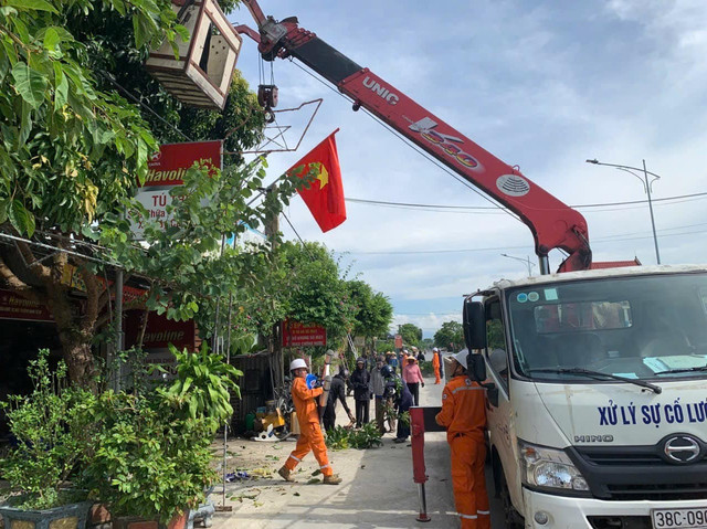 Ngành điện cùng người dân chung tay chống bão số 5. 536284534-2256399514816639-7028740038586958926-n.jpg