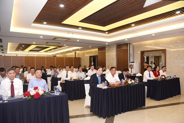 Các đại biểu tham dự buổi lễ. z6639882466792-13ec8e509ab109dee894cdc72edab09a.jpg