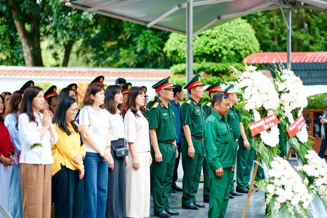 Du khách xúc động khi nghe lại câu chuyện của các Anh hùng liệt sĩ đã anh dũng chiến đấu, hy sinh ở nơi đây để bảo vệ huyết mạch giao thông. 519416969-122217024440041359-2703634209315106874-n.jpg