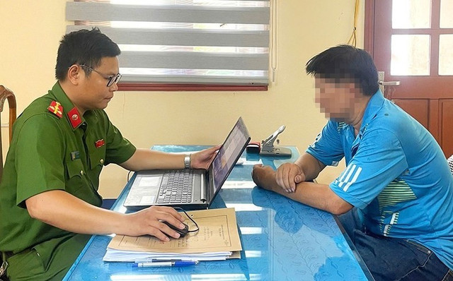 Tài xế Phan Ngọc Giám làm việc với cơ quan Công an. Ảnh: VĐ image-8011.jpg