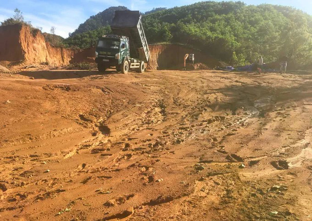 Bãi đáp trực thăng tại xã Trà Tập (Đà Nẵng) đang khẩn trương được xây dựng. Ảnh: Nguyễn Cường. 4-7-da-nang-xay-san-bay-truc-thang-6566-9861.jpg
