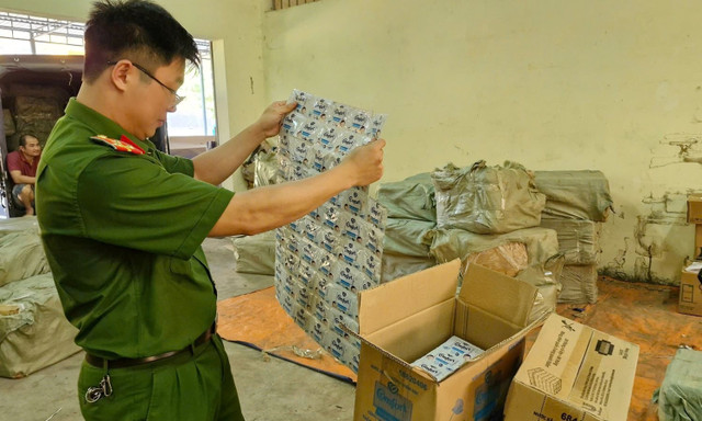 Lực lượng Công an kiểm đếm tang vật. l2.jpg