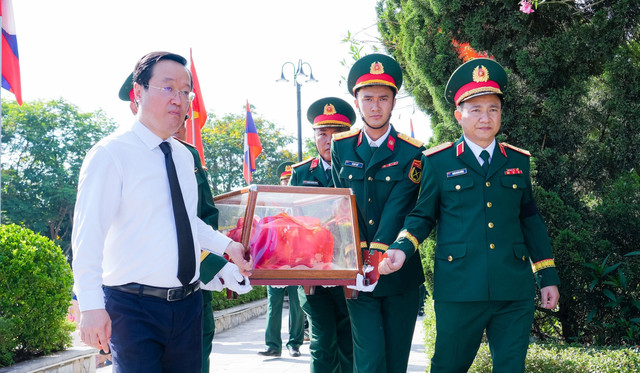 Lãnh đạo tỉnh Nghệ An di chuyển hài cốt liệt sĩ về nơi an nghỉ cuối cùng. Ảnh: Phạm Bằng bna-dsc016691.jpg