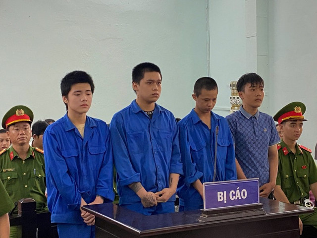 Nhóm bị cáo tại phiên toà. gen-h-trom-cap1-1759218975644.jpg