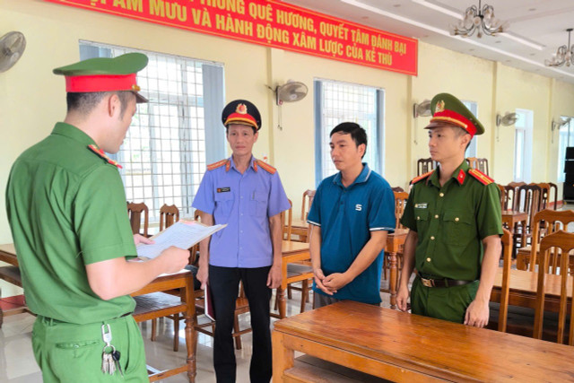 Cơ quan Công an đọc lệnh khởi tố Trần Văn Năm. z6720971638210-9d756bd7d5b26fd2c8913046640f0cb9.jpg