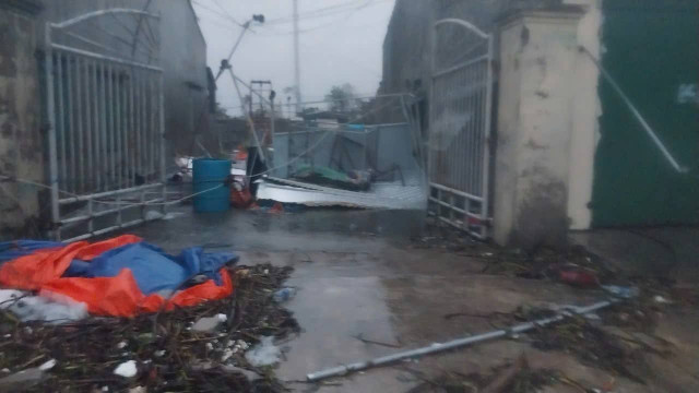 Nhiều ngôi nhà ven biển bị tốc mái, hư hỏng nghiêm trọng. 538975458-4170051103232093-1402998966157043541-n.jpg